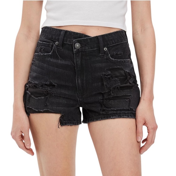 AE Distressed Black Denim Mom Short An Ultra-High Rise Relaxed Fit Women’s Sz 16 - Picture 1 of 11